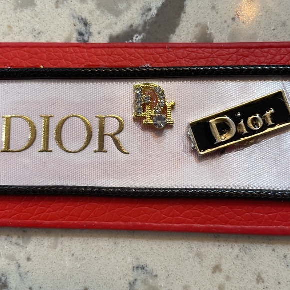 🎉🆕 Gorgeous Red 2” leather bracelet with designer flare - Picture 2 of 6